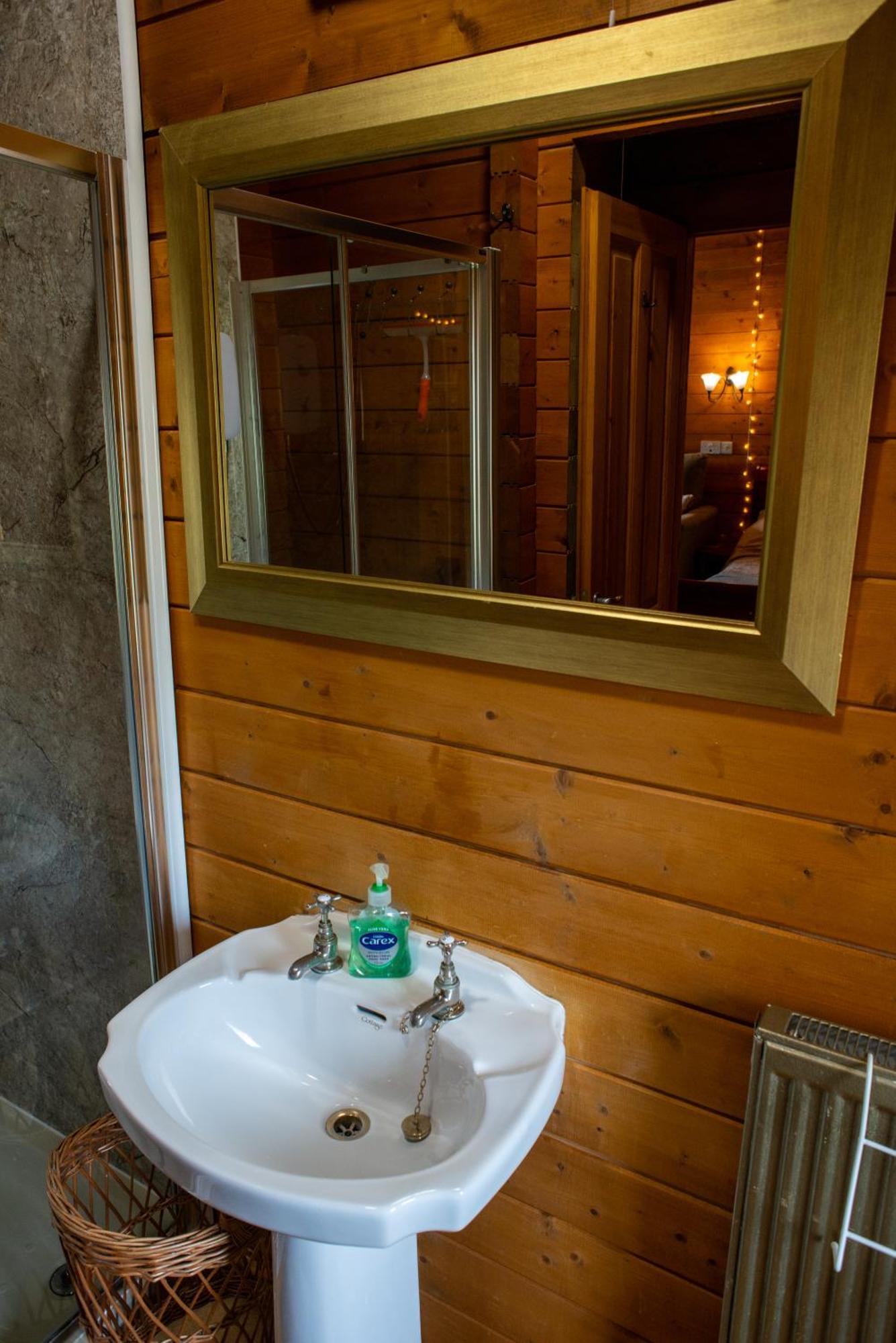 Cherry Cabin - Little Log Cabin In Wales Bettws Cedewain Exterior foto